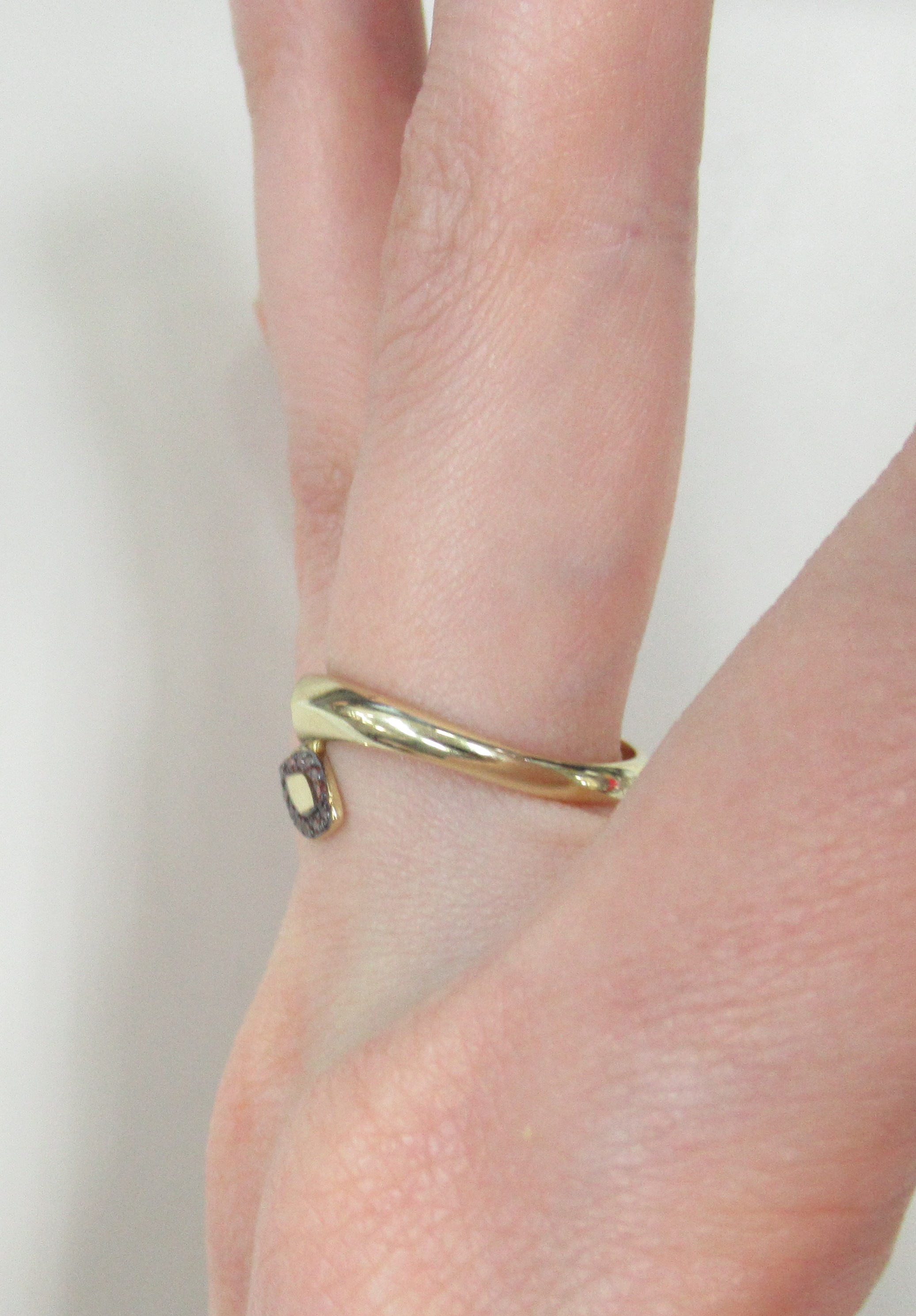 Кольцо из желтого золота с оранжевыми бриллиантами